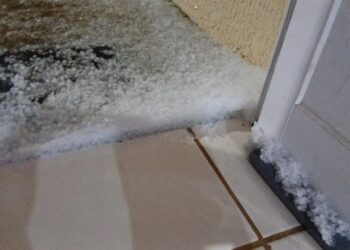 Chuva de pedras de granizo cobre ruas, jardins e atinge casas em cidades de SC; VÍDEO