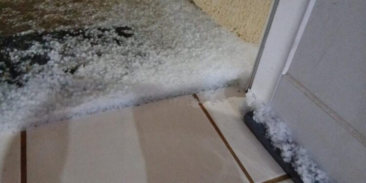 Chuva de pedras de granizo cobre ruas, jardins e atinge casas em cidades de SC; VÍDEO