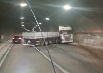 Carreta fica em 'L' dentro de túnel no Contorno Viário da Grande Florianópolis; VÍDEO