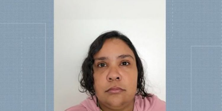 Quem é a mulher de 37 anos presa após fingir ter 12 anos e ser 'adotada' por família em SC