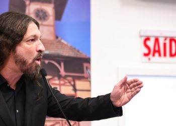 Vereador de Joinville tem mandato cassado após chamar colega de 'velho gagá' em reunião